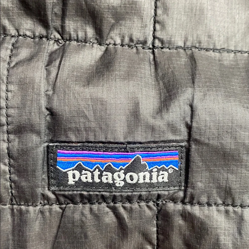 Patagonia women’s small black puffer jacket - Picture 4 of 4